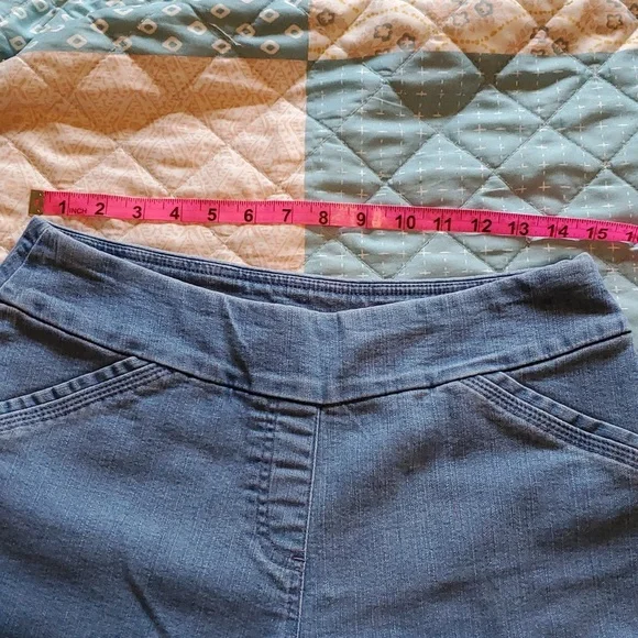 Ladies' Pull-on denim shorts size 12 - Picture 3 of 10